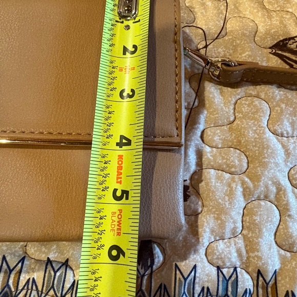 Miztique designer collection cross body tan purse gold accents - Picture 10 of 11